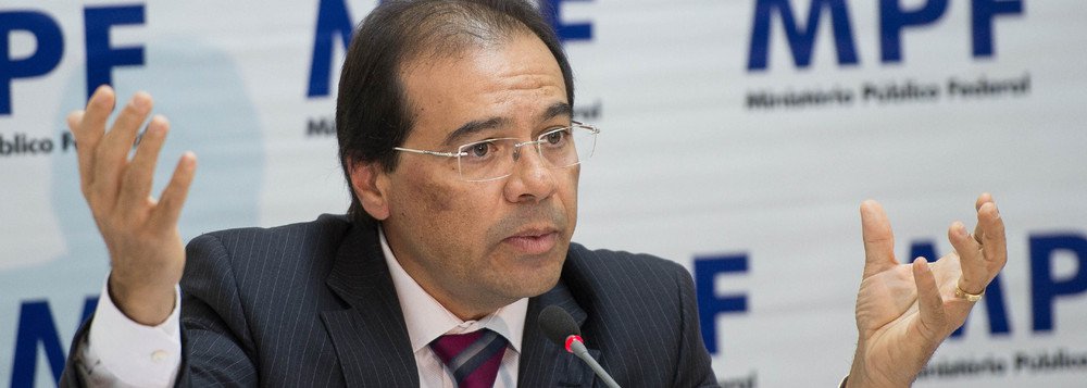 O vice-procurador-geral eleitoral, Nicolao Dino, afirmou que repudia com veemência a hipóteses de o procurador-geral da República, Rodrigo Janot, ser substituído na base do “toma lá, dá cá”; Dino afirmou que Michel Temer cometerá um grave erro se ignorar a lista tríplice, conforme vem sendo especulado pelo Palácio do Planalto; “Nesse momento histórico, abdicar da lista vai parecer uma sinalização muito ruim para o Ministério Público e para a sociedade, o que pode inclusive comprometer o cenário de equilíbrio institucional e de governabilidade”, declarou (Foto: Leonardo Lucena) O vice-procurador-geral eleitoral, Nicolao Dino, afirmou que repudia com veemência a hipóteses de o procurador-geral da República, Rodrigo Janot, ser substituído na base do “toma lá, dá cá”; Dino afirmou que Michel Temer cometerá um grave erro se ignorar a lista tríplice, conforme vem sendo especulado pelo Palácio do Planalto; “Nesse momento histórico, abdicar da lista vai parecer uma sinalização muito ruim para o Ministério Público e para a sociedade, o que pode inclusive comprometer o cenário de equilíbrio institucional e de governabilidade”, declarou