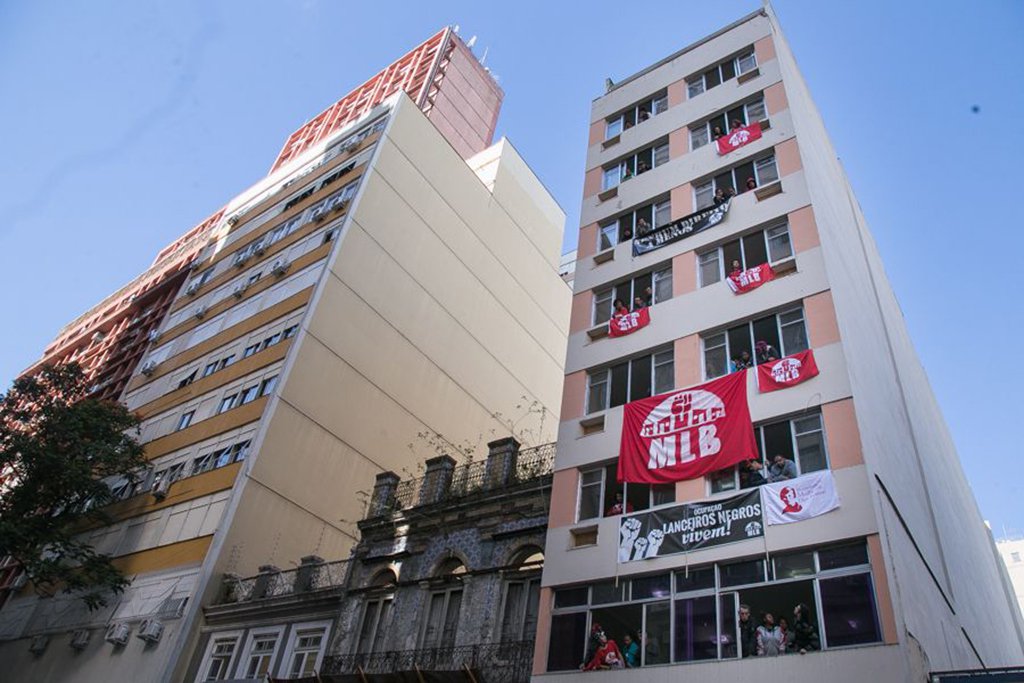 O Movimento de Luta nos Bairros, Vilas e Favelas (MLB), que organiza a ocupação Lanceiros Negros Vivem, enviou uma petição para a Comissão Interamericana de Direitos Humanos da OEA solicitando uma medida cautelar para evitar um novo despejo das famílias que estão atualmente em um hotel desativado na Rua dos Andradas e já passaram por uma reintegração de posse em dia 14 de junho; no documento, o movimento faz uma denúncia sobre a ineficiência do estado brasileiro quanto ao problema de déficit habitacional, que tem como consequência a violação do direito à vida e à integridade física (Foto: Leonardo Lucena) O Movimento de Luta nos Bairros, Vilas e Favelas (MLB), que organiza a ocupação Lanceiros Negros Vivem, enviou uma petição para a Comissão Interamericana de Direitos Humanos da OEA solicitando uma medida cautelar para evitar um novo despejo das famílias que estão atualmente em um hotel desativado na Rua dos Andradas e já passaram por uma reintegração de posse em dia 14 de junho; no documento, o movimento faz uma denúncia sobre a ineficiência do estado brasileiro quanto ao problema de déficit habitacional, que tem como consequência a violação do direito à vida e à integridade física