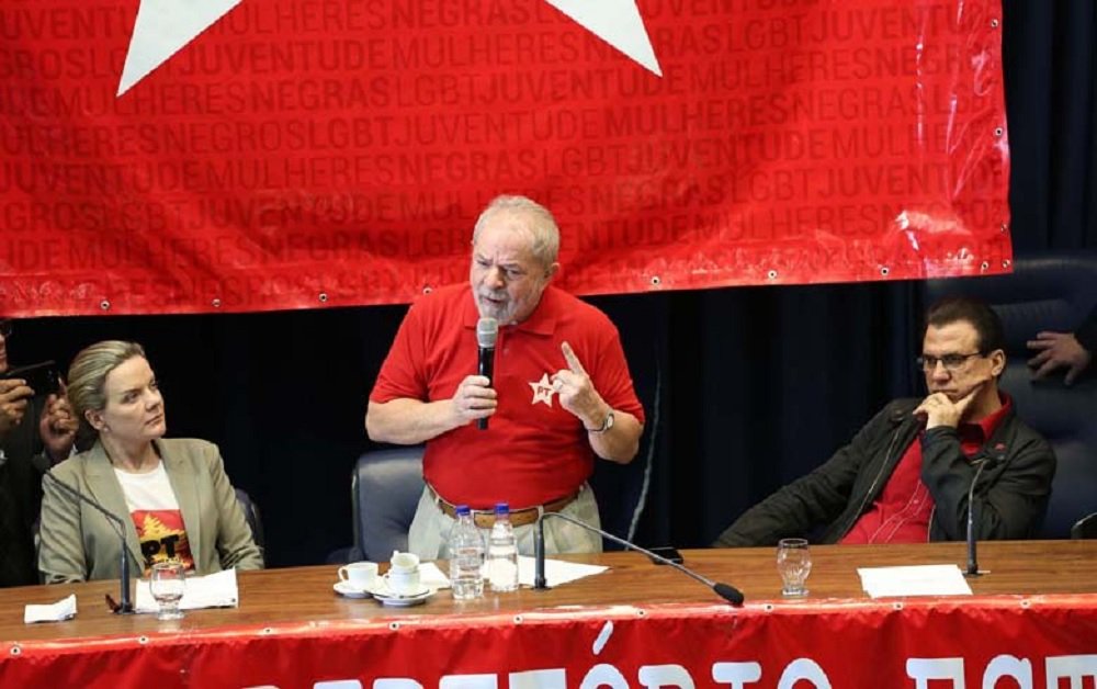 O ex-presidente Lula disse neste sábado na Assembleia Legislativa de São Paulo que se for reeleito em 2018, seu futuro governo vai começar com a regulação dos meios de comunicação entre as primeiras medidas; "Vamos fazer melhor neste país a começar pela regulação dos meios de comunicação", afirmou Lula em discurso na cerimônia de posse de Luiz Marinho, o novo presidente do PT em São Paulo; Lula fez a afirmação depois de defender que é preciso governar para os mais pobres do país; "A gente pode ter uma sociedade mais justa, mais igual, uma sociedade onde todo mundo possa subir um degrauzinho. A gente não quer tirar nada deles, o que nós queremos é que o pobre vá subindo, vá subindo..." (Foto: Romulo Faro) O ex-presidente Lula disse neste sábado na Assembleia Legislativa de São Paulo que se for reeleito em 2018, seu futuro governo vai começar com a regulação dos meios de comunicação entre as primeiras medidas; "Vamos fazer melhor neste país a começar pela regulação dos meios de comunicação", afirmou Lula em discurso na cerimônia de posse de Luiz Marinho, o novo presidente do PT em São Paulo; Lula fez a afirmação depois de defender que é preciso governar para os mais pobres do país; "A gente pode ter uma sociedade mais justa, mais igual, uma sociedade onde todo mundo possa subir um degrauzinho. A gente não quer tirar nada deles, o que nós queremos é que o pobre vá subindo, vá subindo..."