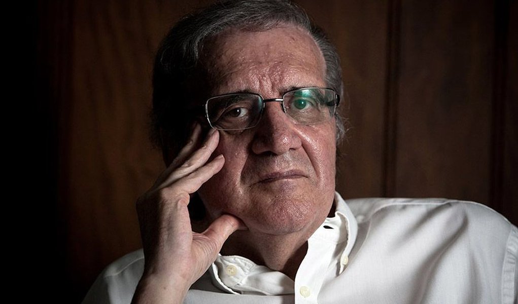 "Estamos, cada vez mais, caminhando para uma economia de quinta classe. Sinto muito, e fico preocupado. A economia brasileira não só está estagnada, como não há nenhuma proposta de mudança estrutural", diz o professor de economia da Unicamp Luiz Gonzaga Belluzzo, que apresenta um cenário de desorientação e falta de perspectivas no campo econômico; segundo ele, o golpe representou um retrocesso, e as reformas que estão por vir não devem melhorar esse cenário; "É como se o motor do carro começasse a pifar no meio da estrada, e o motorista quisesse consertar a lataria", ironiza (Foto: Leonardo Lucena) "Estamos, cada vez mais, caminhando para uma economia de quinta classe. Sinto muito, e fico preocupado. A economia brasileira não só está estagnada, como não há nenhuma proposta de mudança estrutural", diz o professor de economia da Unicamp Luiz Gonzaga Belluzzo, que apresenta um cenário de desorientação e falta de perspectivas no campo econômico; segundo ele, o golpe representou um retrocesso, e as reformas que estão por vir não devem melhorar esse cenário; "É como se o motor do carro começasse a pifar no meio da estrada, e o motorista quisesse consertar a lataria", ironiza