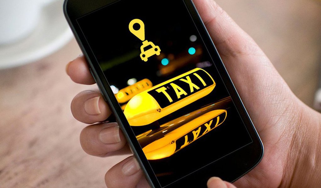 A prefeitura do Rio de Janeiro estuda formas de regulamentar os serviços de transporte por táxi e carros particulares que utilizam aplicativos para smartphone; segundo o prefeito Marcelo Crivella, as conversas com as empresas que prestam o serviço já começaram; "Estamos fazendo audiências públicas, chamando o pessoal dos aplicativos, que é o 99, o Uber, o Easy, e falando também com os taxistas. A ideia é que estes aplicativos regularizados os impostos possam contribuir para melhorar as condições dos táxis no Rio de Janeiro. É muito importante", disse (Foto: Leonardo Lucena) A prefeitura do Rio de Janeiro estuda formas de regulamentar os serviços de transporte por táxi e carros particulares que utilizam aplicativos para smartphone; segundo o prefeito Marcelo Crivella, as conversas com as empresas que prestam o serviço já começaram; "Estamos fazendo audiências públicas, chamando o pessoal dos aplicativos, que é o 99, o Uber, o Easy, e falando também com os taxistas. A ideia é que estes aplicativos regularizados os impostos possam contribuir para melhorar as condições dos táxis no Rio de Janeiro. É muito importante", disse