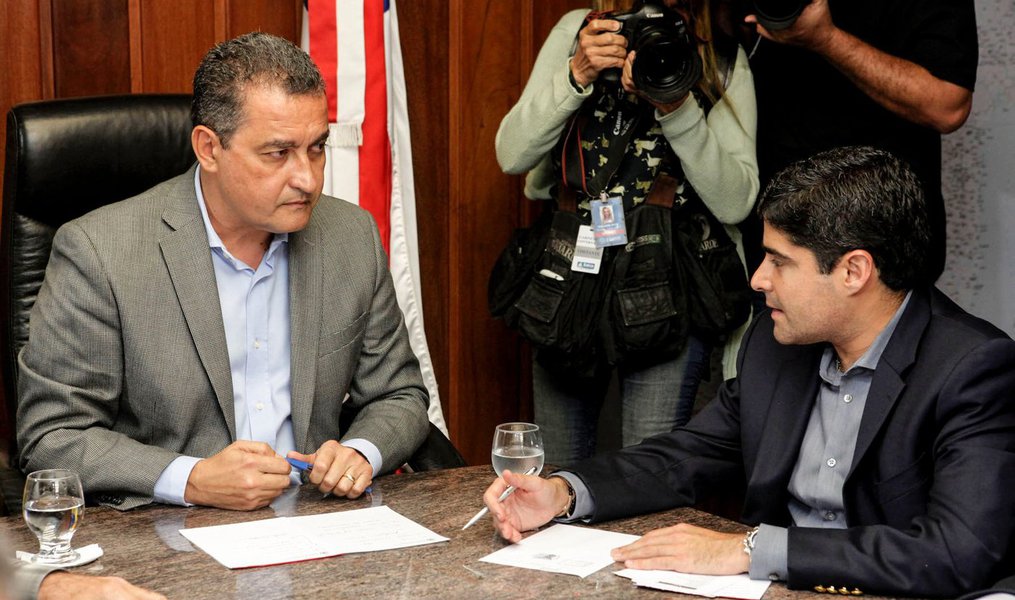 O governador Rui Costa (PT) anunciou nesta quarta-feira em sua conta no Twitter o pagamento de 30% dos vencimentos do mês de junho dos trabalhadores para sexta (23); "Surpresa boa: vai rolar a antecipação de 30% do salário do servidor estadual pra curtir o #SãoJoãoDaBahia", disse Rui; o restante do pagamento será feito dia 30 próximo; também no Twitter, o prefeito ACM Neto (DEM) anunciou a antecipação integral do salário de junho dos servidores do governo municipal de Salvador; "Essa antecipação é para que possam passar os festejos juninos mais felizes com suas famílias", disse o democrata; o salário dos servidores da prefeitura de Salvador também será pago na sexta (Foto: Romulo Faro) O governador Rui Costa (PT) anunciou nesta quarta-feira em sua conta no Twitter o pagamento de 30% dos vencimentos do mês de junho dos trabalhadores para sexta (23); "Surpresa boa: vai rolar a antecipação de 30% do salário do servidor estadual pra curtir o #SãoJoãoDaBahia", disse Rui; o restante do pagamento será feito dia 30 próximo; também no Twitter, o prefeito ACM Neto (DEM) anunciou a antecipação integral do salário de junho dos servidores do governo municipal de Salvador; "Essa antecipação é para que possam passar os festejos juninos mais felizes com suas famílias", disse o democrata; o salário dos servidores da prefeitura de Salvador também será pago na sexta