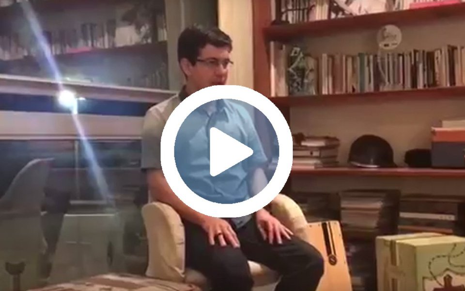 Convidado por Caetano Veloso para falar sobre a situação política, o senador Randolfe Rodrigues (Rede-AP) antecipou o próximo passo de Michel Temer: nomear um engavetador-geral da República para o cargo de procurador-geral da República, na sucessão de Rodrigo Janot; "aí acaba a Lava Jato", disse Randolfe, enquanto Caetano dedilhava o violão; assista (Foto: Leonardo Attuch) Convidado por Caetano Veloso para falar sobre a situação política, o senador Randolfe Rodrigues (Rede-AP) antecipou o próximo passo de Michel Temer: nomear um engavetador-geral da República para o cargo de procurador-geral da República, na sucessão de Rodrigo Janot; "aí acaba a Lava Jato", disse Randolfe, enquanto Caetano dedilhava o violão; assista