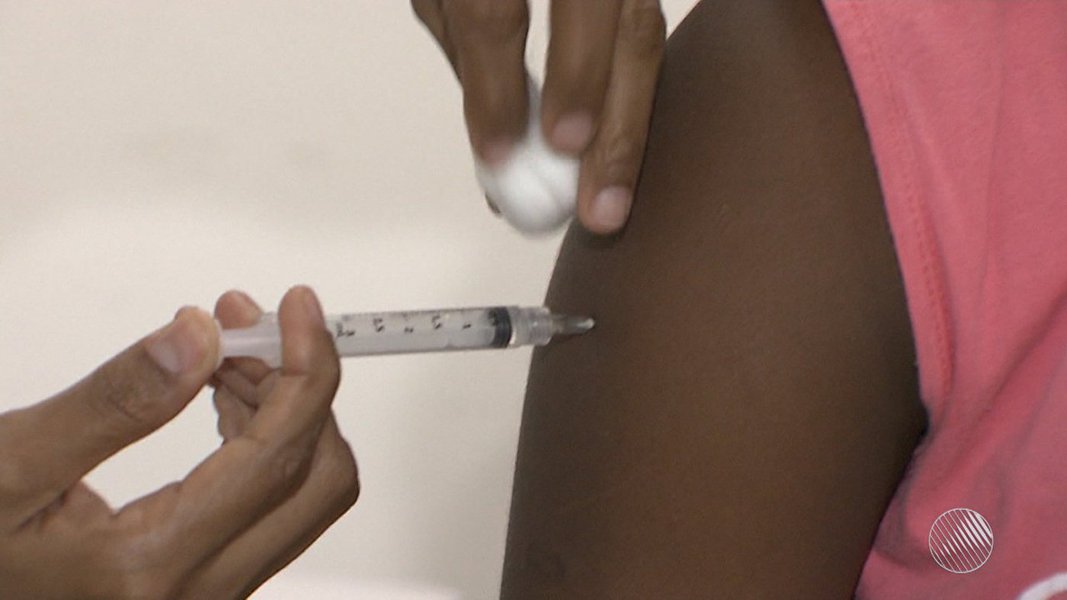 A Campanha Nacional de Vacinação contra Influenza, que terminaria nesta terça-feira em Salvador, foi estendida até dia 9 de junho, com expectativa de vacinar 263 mil pessoas; este é o público que ainda não procurou os postos de saúde para se proteger contra a doença; a estratégia segue de segunda a sexta-feira, das 8h às 17h, nas 126 salas de vacina das unidades básicas de saúde da rede municipal; até o momento, aproximadamente 410 mil pessoas foram vacinadas no município, número que corresponde a 63,8% do público alvo (Foto: Romulo Faro) A Campanha Nacional de Vacinação contra Influenza, que terminaria nesta terça-feira em Salvador, foi estendida até dia 9 de junho, com expectativa de vacinar 263 mil pessoas; este é o público que ainda não procurou os postos de saúde para se proteger contra a doença; a estratégia segue de segunda a sexta-feira, das 8h às 17h, nas 126 salas de vacina das unidades básicas de saúde da rede municipal; até o momento, aproximadamente 410 mil pessoas foram vacinadas no município, número que corresponde a 63,8% do público alvo