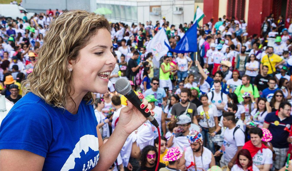 "O movimento estudantil e essa geração foram renovados com as lutas contra o golpe e, em especial, as ocupações estudantis. Essa é uma nova geração, mais impulsionada, e que mostrou que o movimento estudantil está mais vivo do que nunca", diz a presidente da Une, Carina Vitral; ao comentar o congresso em Belo Horizonte, ela disse que é histórico por ser o primeiro após o golpe; "A principal pauta do congresso, com certeza, é a questão democrática"; segundo ela, "só o voto popular e só a legitimidade do povo podem devolver o país que a gente sonha, o país que a gente quer ver melhor, o país que luta e mantém direitos" (Foto: Leonardo Lucena) "O movimento estudantil e essa geração foram renovados com as lutas contra o golpe e, em especial, as ocupações estudantis. Essa é uma nova geração, mais impulsionada, e que mostrou que o movimento estudantil está mais vivo do que nunca", diz a presidente da Une, Carina Vitral; ao comentar o congresso em Belo Horizonte, ela disse que é histórico por ser o primeiro após o golpe; "A principal pauta do congresso, com certeza, é a questão democrática"; segundo ela, "só o voto popular e só a legitimidade do povo podem devolver o país que a gente sonha, o país que a gente quer ver melhor, o país que luta e mantém direitos"