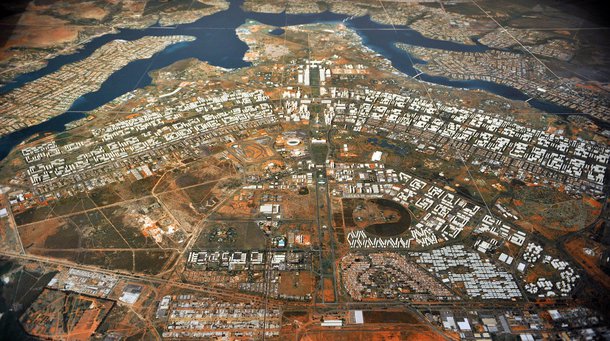 A mudança da denominação foi feita para mostrar aos brasilienses por nascimento ou adoção que não deve haver distinção entre o Plano Piloto e as cidades, pois a capital da República ocupa todo o retângulo que conforma o Distrito Federal. Preconceituosos, na verdade, são os que querem reduzir Brasília apenas à pequena área central, tirando dos demais habitantes a condição de moradores da capital federal (Foto: Hélio Doyle) A mudança da denominação foi feita para mostrar aos brasilienses por nascimento ou adoção que não deve haver distinção entre o Plano Piloto e as cidades, pois a capital da República ocupa todo o retângulo que conforma o Distrito Federal. Preconceituosos, na verdade, são os que querem reduzir Brasília apenas à pequena área central, tirando dos demais habitantes a condição de moradores da capital federal