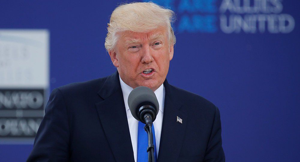 O presidente dos EUA, Donald Trump, acusou o ex-diretor do FBI, James Comey, de "covardia" por ele ter organizado um vazamento para a mídia de conversações confidenciais com o presidente; ao testemunhar no Congresso dos EUA, Comey declarou que se sentiu desconfortável durante os encontros com o presidente e por isso gravou as conversas. Depois, segundo Comey, ele enviou estas gravações para um dos seus amigos e ele para a mídia; "Acho que as revelações feitas por James Comey vão ter maior envergadura do que se pode pensar. É absolutamente fora da lei? Muito covarde!", escreveu Trump no Twitter (Foto: Romulo Faro) O presidente dos EUA, Donald Trump, acusou o ex-diretor do FBI, James Comey, de "covardia" por ele ter organizado um vazamento para a mídia de conversações confidenciais com o presidente; ao testemunhar no Congresso dos EUA, Comey declarou que se sentiu desconfortável durante os encontros com o presidente e por isso gravou as conversas. Depois, segundo Comey, ele enviou estas gravações para um dos seus amigos e ele para a mídia; "Acho que as revelações feitas por James Comey vão ter maior envergadura do que se pode pensar. É absolutamente fora da lei? Muito covarde!", escreveu Trump no Twitter