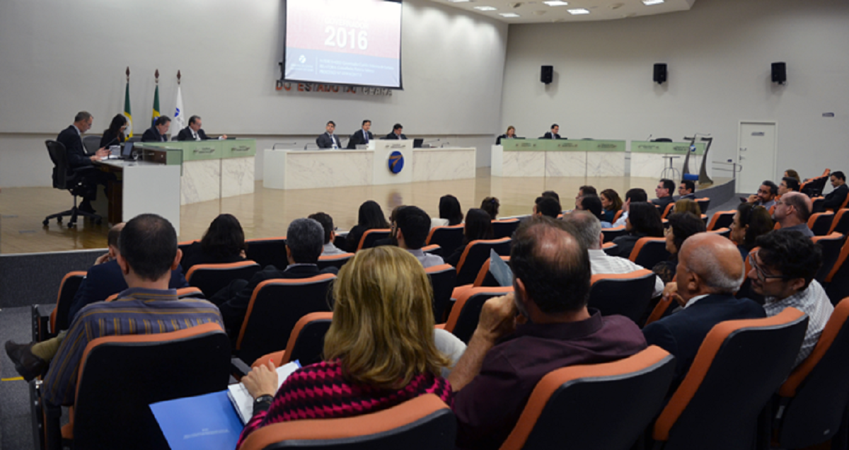 O Tribunal de Contas do Estado decidiu, por unanimidade, aprovar com ressalvas o Parecer Prévio das Contas do Governador Camilo Santana – Exercício 2016 apresentado pela conselheira Patrícia Saboya. Segundo a relatora, em 2016, o Estado teve algumas receitas atípicas que ajudaram nos bons números apresentado pelas contas do Estado. A conselheira afirmou, no entanto, que, pela complexidade da matéria, existem situações que precisam ser aperfeiçoadas (Foto: Fatima 247) O Tribunal de Contas do Estado decidiu, por unanimidade, aprovar com ressalvas o Parecer Prévio das Contas do Governador Camilo Santana – Exercício 2016 apresentado pela conselheira Patrícia Saboya. Segundo a relatora, em 2016, o Estado teve algumas receitas atípicas que ajudaram nos bons números apresentado pelas contas do Estado. A conselheira afirmou, no entanto, que, pela complexidade da matéria, existem situações que precisam ser aperfeiçoadas