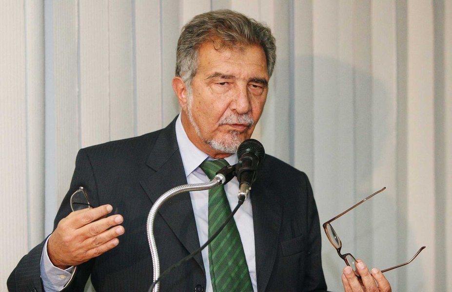 Cotado pela imprensa na primeira alteração do secretariado que o governador Rui Costa fará nos próximos dias, o ex-deputado federal e ex-secretário do Turismo Domingos Leonelli, do PSB, nega veementemente a possibilidade; "Não existe absolutamente nada a esse respeito. O PSB não pleiteou isso e eu também não. Não fui convidado e não vou ser. Isso é completamente fora de cogitação. Estou muito bem como estou. Hoje me dedico a estudos econômicos no Instituto Pensar, do qual sou presidente. Passei sete anos na Secretaria de Turismo do Estado e acho que fiz um bom trabalho. Cumpri minha missão na área governamental. Não volto mais", garante Leonelli (Foto: Romulo Faro) Cotado pela imprensa na primeira alteração do secretariado que o governador Rui Costa fará nos próximos dias, o ex-deputado federal e ex-secretário do Turismo Domingos Leonelli, do PSB, nega veementemente a possibilidade; "Não existe absolutamente nada a esse respeito. O PSB não pleiteou isso e eu também não. Não fui convidado e não vou ser. Isso é completamente fora de cogitação. Estou muito bem como estou. Hoje me dedico a estudos econômicos no Instituto Pensar, do qual sou presidente. Passei sete anos na Secretaria de Turismo do Estado e acho que fiz um bom trabalho. Cumpri minha missão na área governamental. Não volto mais", garante Leonelli