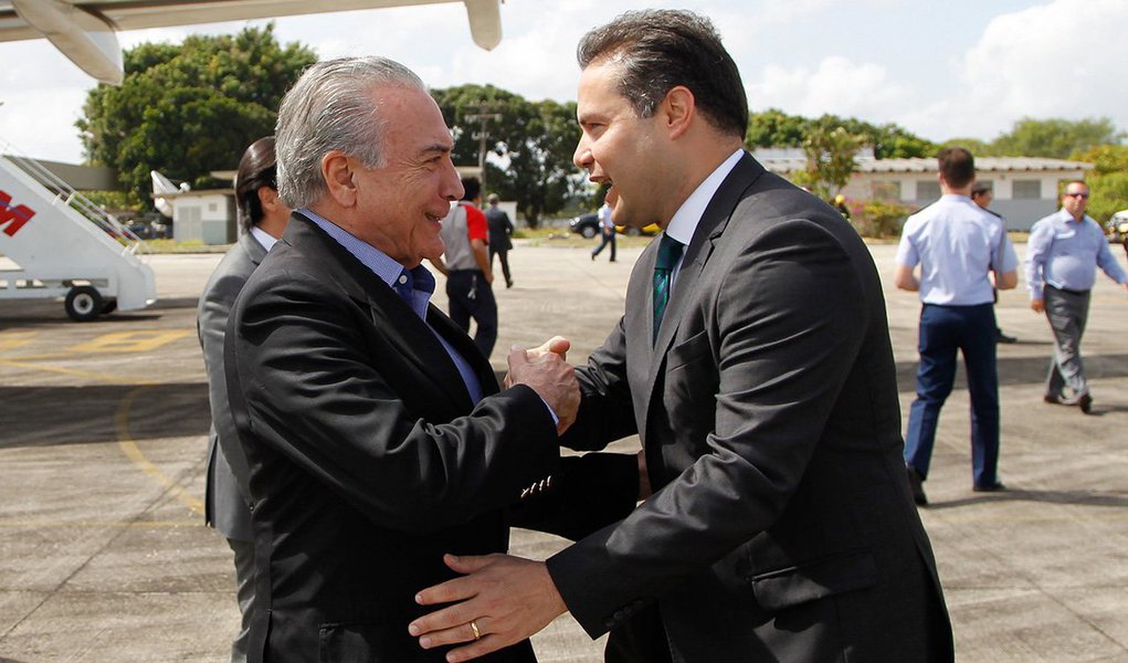 Líder em todas as pesquisas eleitorais feitas até o momento e com a administração bem avaliada pela população, o governador de Alagoas, Renan Filho (PMDB), segue os passos de vários políticos – como o seu próprio pai, o senador Renan Calheiros, e evita aparecer ao lado do presidente Michel Temer; reuniões com o impopular e suspeito de crimes, só se for extremamente necessário; posição do governador já ficou visível no dia 13, quando Temer ofereceu um jantar a governadores para tratar da dívida dos estados com o BNDES; Renan Filho não apareceu e justificou dizendo que não pôde desmarcar inaugurações (Foto: Voney Malta) Líder em todas as pesquisas eleitorais feitas até o momento e com a administração bem avaliada pela população, o governador de Alagoas, Renan Filho (PMDB), segue os passos de vários políticos – como o seu próprio pai, o senador Renan Calheiros, e evita aparecer ao lado do presidente Michel Temer; reuniões com o impopular e suspeito de crimes, só se for extremamente necessário; posição do governador já ficou visível no dia 13, quando Temer ofereceu um jantar a governadores para tratar da dívida dos estados com o BNDES; Renan Filho não apareceu e justificou dizendo que não pôde desmarcar inaugurações