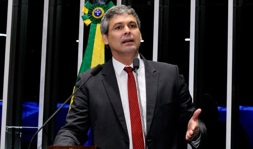 Michel Temer previu hoje uma "sabugada" na Comissão de Assuntos Econômicos (CAE) do Senado, por isso engatou um acordo com a oposição para votar o relatório da reforma trabalhista no dia 6 de junho; coincidência ou não, é a mesma data que o TSE julgará a cassação de Temer; para o senador Lindbergh Farias (PT-RJ), a oposição saiu ganhando com o adiamento da votação na CAE; "Não está nada fácil para eles", analisa (Foto: Aquiles Lins) Michel Temer previu hoje uma "sabugada" na Comissão de Assuntos Econômicos (CAE) do Senado, por isso engatou um acordo com a oposição para votar o relatório da reforma trabalhista no dia 6 de junho; coincidência ou não, é a mesma data que o TSE julgará a cassação de Temer; para o senador Lindbergh Farias (PT-RJ), a oposição saiu ganhando com o adiamento da votação na CAE; "Não está nada fácil para eles", analisa