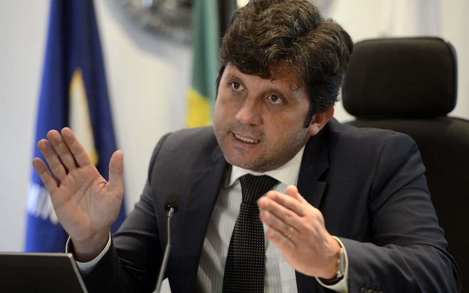 Em entrevista a Wellington Calasans, do blog Cafezinho, o presidente da AFBNDES (Associação dos Funcionários do BNDES), Thiago Mitidieri, critica, entre outras coisas importantes, medidas que foram tomadas sob a liderança de Maria Sílvia, primeira presidente da instituição nomeada no governo Temer, que segundo ele visaram não apenas facilitar a extinção do banco de fomento como principalmente entregar ao setor financeiro o destino dos empresários e dos investimentos no Brasil (Foto: Gisele Federicce) Em entrevista a Wellington Calasans, do blog Cafezinho, o presidente da AFBNDES (Associação dos Funcionários do BNDES), Thiago Mitidieri, critica, entre outras coisas importantes, medidas que foram tomadas sob a liderança de Maria Sílvia, primeira presidente da instituição nomeada no governo Temer, que segundo ele visaram não apenas facilitar a extinção do banco de fomento como principalmente entregar ao setor financeiro o destino dos empresários e dos investimentos no Brasil