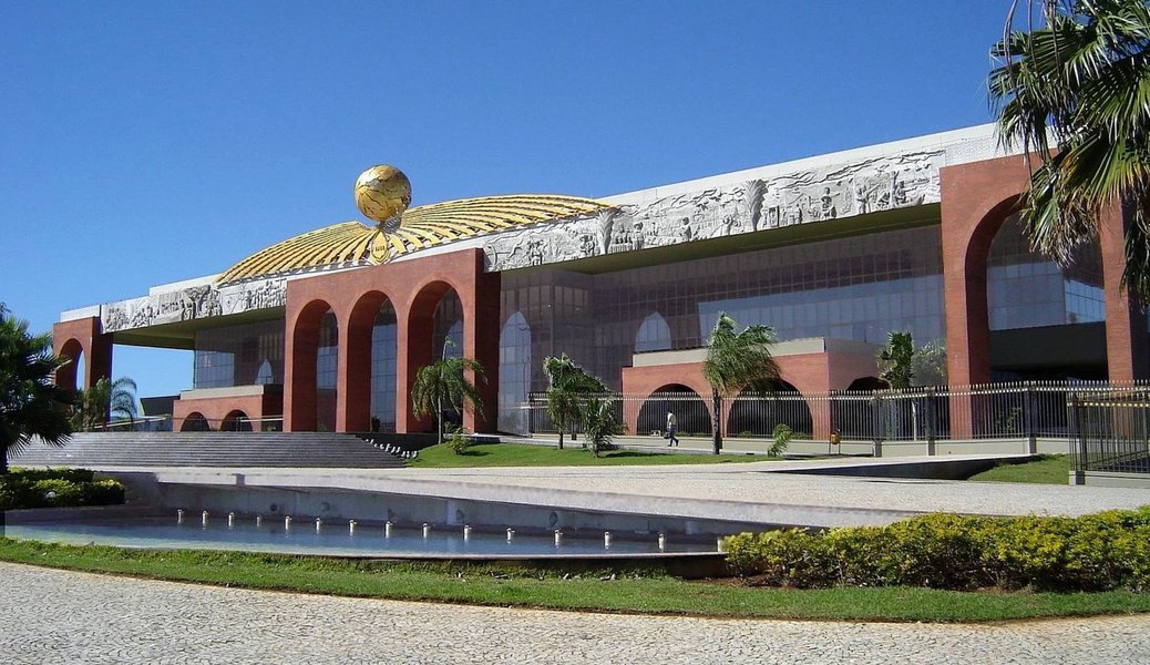 Sindicatos de diversas categorias dos servidores do Executivo do Tocantins protocolaram ofício na Secretaria Estadual de Administração no qual cobram à implementação integral e imediata do índice de 3,9% da data-base 2017; eles também exigem os passivos gerados pelo atraso no pagamento das datas-bases dos anos de 2015, 2016 e 2017; sindicatos reivindicam, ainda, progressões funcionais; antes, através da Administração, o governo havia alegado não ter como pagar a data-base este ano e que estaria estudando o implemento integral da revisão para janeiro de 2018 (Foto: Voney Malta) Sindicatos de diversas categorias dos servidores do Executivo do Tocantins protocolaram ofício na Secretaria Estadual de Administração no qual cobram à implementação integral e imediata do índice de 3,9% da data-base 2017; eles também exigem os passivos gerados pelo atraso no pagamento das datas-bases dos anos de 2015, 2016 e 2017; sindicatos reivindicam, ainda, progressões funcionais; antes, através da Administração, o governo havia alegado não ter como pagar a data-base este ano e que estaria estudando o implemento integral da revisão para janeiro de 2018