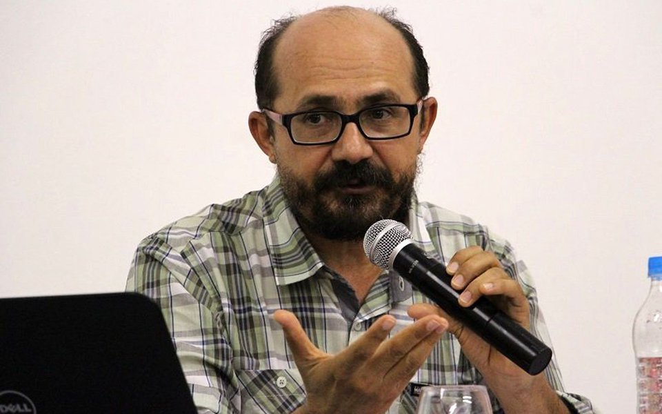 Para o diretor do Sindicato Nacional dos Docentes das Instituições de Ensino Superior (Andes) Epitácio Macário, a pesquisa nacional sofre com problemas orçamentários e o desmonte do setor traz um "prejuízo incalculável" para a população; "O orçamento federal destinado para o Ministério de Ciência, Tecnologia, Inovações e Comunicações é menos da metade do que tínhamos em 2010. Na área de ciência e tecnologia estamos regredindo a um patamar muito inferior ao que era nos anos 90, pela falta de recursos", afirma (Foto: Paulo Emílio) Para o diretor do Sindicato Nacional dos Docentes das Instituições de Ensino Superior (Andes) Epitácio Macário, a pesquisa nacional sofre com problemas orçamentários e o desmonte do setor traz um "prejuízo incalculável" para a população; "O orçamento federal destinado para o Ministério de Ciência, Tecnologia, Inovações e Comunicações é menos da metade do que tínhamos em 2010. Na área de ciência e tecnologia estamos regredindo a um patamar muito inferior ao que era nos anos 90, pela falta de recursos", afirma