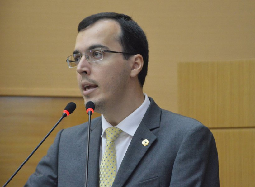 Deputado estadual e líder da oposição, Georgeo Passos (PTC) ocupou a tribuna nesta quarta-feira 31 para registrar que mais uma vez o Governo de Sergipe está com as despesas acima do limite prudencial da Lei de Responsabilidade Fiscal (LRF); atualmente, o Estado está com 47,08% quando o limite determina que 46,55%; "Mesmo que as receitas tenham aumentado consideravelmente, o Governo continua acima do limite prudencial, impedindo, por exemplo, que se concedam os reajustes salariais para os servidores das várias categorias, recompondo pelo menos a inflação dos últimos anos", pontuou (Foto: Gisele Federicce) Deputado estadual e líder da oposição, Georgeo Passos (PTC) ocupou a tribuna nesta quarta-feira 31 para registrar que mais uma vez o Governo de Sergipe está com as despesas acima do limite prudencial da Lei de Responsabilidade Fiscal (LRF); atualmente, o Estado está com 47,08% quando o limite determina que 46,55%; "Mesmo que as receitas tenham aumentado consideravelmente, o Governo continua acima do limite prudencial, impedindo, por exemplo, que se concedam os reajustes salariais para os servidores das várias categorias, recompondo pelo menos a inflação dos últimos anos", pontuou