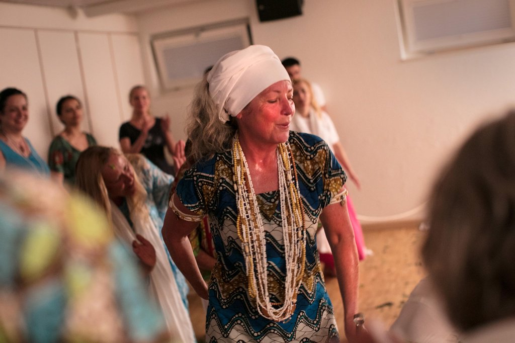 Austríaca Astrid Habiba Kreszmeier, conhecida como Iya Habiba, é mãe de santo na Suíça desde 2006; ela é pioneira e se destaca na religião de raízes africanas por ser branca, europeia e por difundir na Europa de língua alemã uma prática levada para o Brasil pelos escravos; (Foto: Aquiles Lins) Austríaca Astrid Habiba Kreszmeier, conhecida como Iya Habiba, é mãe de santo na Suíça desde 2006; ela é pioneira e se destaca na religião de raízes africanas por ser branca, europeia e por difundir na Europa de língua alemã uma prática levada para o Brasil pelos escravos;