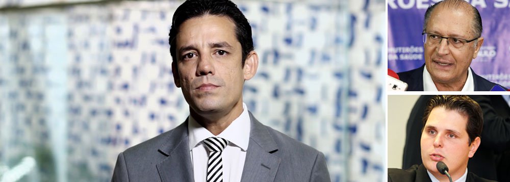 Uma ala significativa do PSDB já percebeu que, se o partido não abandonar o barco à deriva que se tornou o governo de Michel Temer, vai acabar afundando junto com ele; um dos principais integrantes do grupo dos “cabeças-pretas” do PSDB, o deputado Daniel Coelho (PE) resumiu que o desembarque do governo é questão de sobrevivência; “Se o PSDB ficar na base, vai haver desmonte com a janela eleitoral”, disse Coelho; grupo liderado pela ala jovem do partido na Câmara, os chamados "cabeças pretas", defende que o desembarque aconteça já na terça que vem, após a leitura do voto do ministro Herman Benjamin, relator da ação que pede a cassação de Temer no TSE (Foto: Giuliana Miranda) Uma ala significativa do PSDB já percebeu que, se o partido não abandonar o barco à deriva que se tornou o governo de Michel Temer, vai acabar afundando junto com ele; um dos principais integrantes do grupo dos “cabeças-pretas” do PSDB, o deputado Daniel Coelho (PE) resumiu que o desembarque do governo é questão de sobrevivência; “Se o PSDB ficar na base, vai haver desmonte com a janela eleitoral”, disse Coelho; grupo liderado pela ala jovem do partido na Câmara, os chamados "cabeças pretas", defende que o desembarque aconteça já na terça que vem, após a leitura do voto do ministro Herman Benjamin, relator da ação que pede a cassação de Temer no TSE
