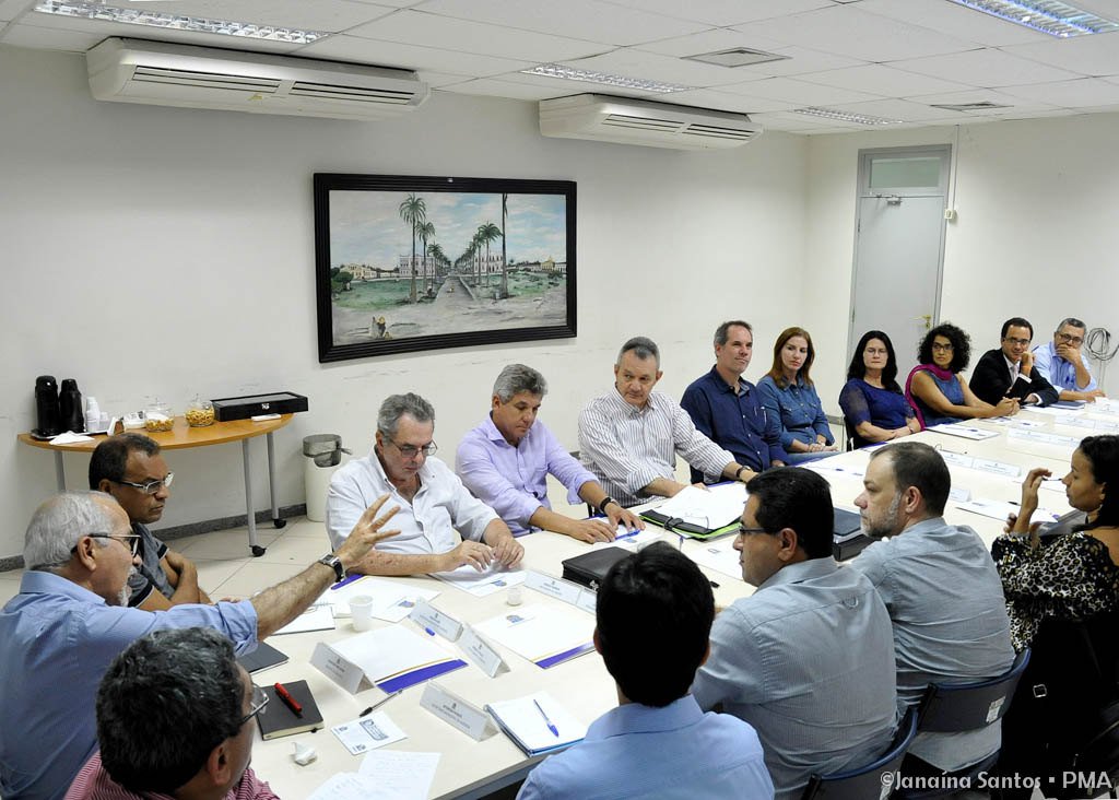 O prefeito Edvaldo Nogueira (PCdoB-SE) se reuniu, nesta quinta-feira (20), com professores da Universidade Federal de Sergipe (UFS), responsáveis pela elaboração do Plano Integrado de Saneamento de Aracaju; o encontro serviu para que os secretários municipais e outros membros da gestão pudessem conhecer melhor o projeto, além de propor alterações (Foto: Charles Nisz) O prefeito Edvaldo Nogueira (PCdoB-SE) se reuniu, nesta quinta-feira (20), com professores da Universidade Federal de Sergipe (UFS), responsáveis pela elaboração do Plano Integrado de Saneamento de Aracaju; o encontro serviu para que os secretários municipais e outros membros da gestão pudessem conhecer melhor o projeto, além de propor alterações