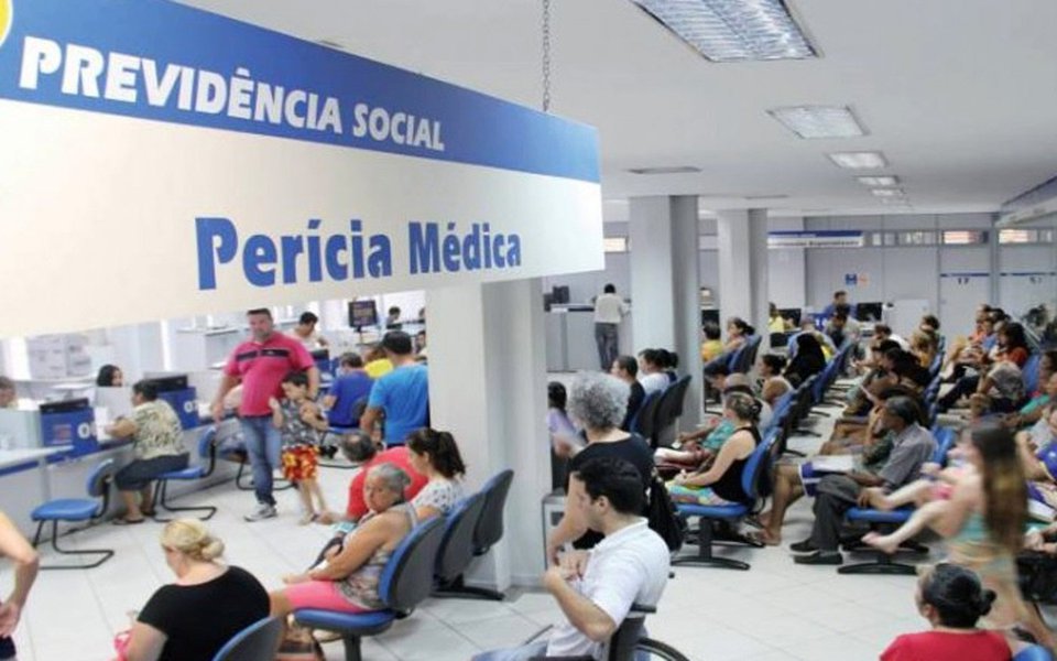 Após reduzir investimentos e suprimir direitos trabalhistas, além de registar o maior déficit das contas públicas da história, o governo Michel Temer anunciou que espera economizar R$ 2,6 bilhões por ano apenas com os cancelamentos de 159.981 mil benefícios, como os de auxílio-doença; expectativa do Ministério do Desenvolvimento Social é de que 530.191 benefícios de auxílio-doença sejam revisados, resultando em economia de R$ 2,6 bilhões (Foto: Paulo Emílio) Após reduzir investimentos e suprimir direitos trabalhistas, além de registar o maior déficit das contas públicas da história, o governo Michel Temer anunciou que espera economizar R$ 2,6 bilhões por ano apenas com os cancelamentos de 159.981 mil benefícios, como os de auxílio-doença; expectativa do Ministério do Desenvolvimento Social é de que 530.191 benefícios de auxílio-doença sejam revisados, resultando em economia de R$ 2,6 bilhões