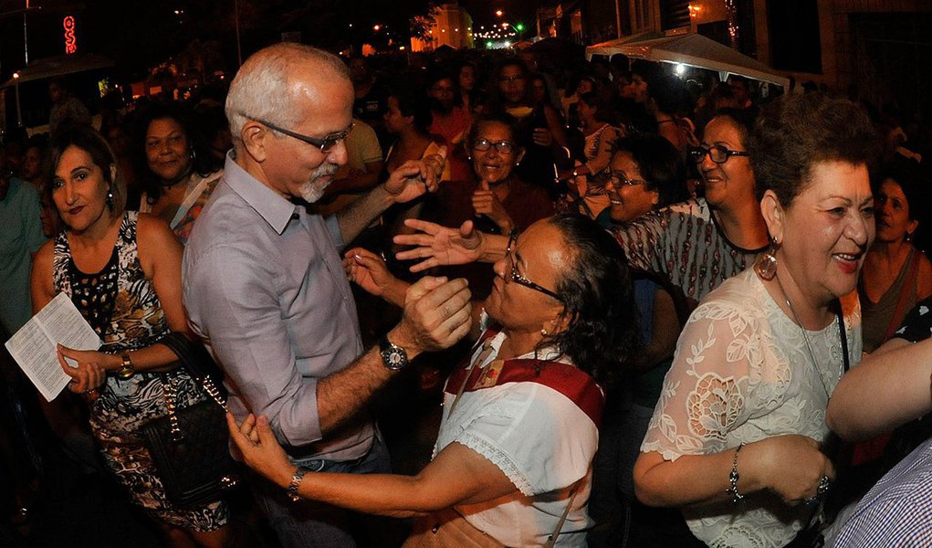 O prefeito Edvaldo Nogueira participou, como faz há mais de 20 anos, da missa e da procissão pelas ruas do bairro de Aracaju que leva o nome de Santo Antônio, junto com milhares de fiéis; “Nunca faltei. seja quando estou com mandato ou quando estou sem exercer cargo público. Faço isso, porque Santo Antônio é um santo muito importante. Ao lado de São Pedro e São João, ele representa a fartura. São os santos da colheita, da ideia de que plantamos e colhemos”, disse Edvaldo (Foto: Voney Malta) O prefeito Edvaldo Nogueira participou, como faz há mais de 20 anos, da missa e da procissão pelas ruas do bairro de Aracaju que leva o nome de Santo Antônio, junto com milhares de fiéis; “Nunca faltei. seja quando estou com mandato ou quando estou sem exercer cargo público. Faço isso, porque Santo Antônio é um santo muito importante. Ao lado de São Pedro e São João, ele representa a fartura. São os santos da colheita, da ideia de que plantamos e colhemos”, disse Edvaldo