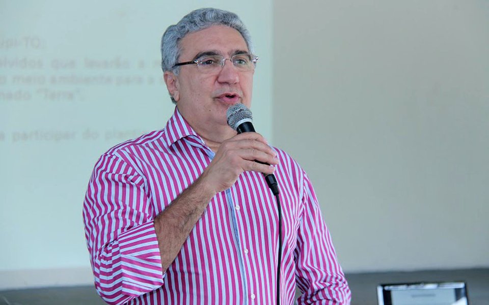 O prefeito de Gurupi, Laurez Moreira, comunicou a sua desfiliação do PSB ao presidente do partido no Tocantins e prefeito de Palmas, Carlos Amastha; Moreira disse que mais seis prefeitos devem deixar a legenda, que atualmente tem nove prefeitos no total, incluindo Amastha; “Quando entreguei a presidência para o Amastha eram 16 prefeitos, depois na eleição passada elegemos nove e agora sete estão saindo. Estamos tomando outro rumo”, disse Laurez (Foto: Leonardo Lucena) O prefeito de Gurupi, Laurez Moreira, comunicou a sua desfiliação do PSB ao presidente do partido no Tocantins e prefeito de Palmas, Carlos Amastha; Moreira disse que mais seis prefeitos devem deixar a legenda, que atualmente tem nove prefeitos no total, incluindo Amastha; “Quando entreguei a presidência para o Amastha eram 16 prefeitos, depois na eleição passada elegemos nove e agora sete estão saindo. Estamos tomando outro rumo”, disse Laurez