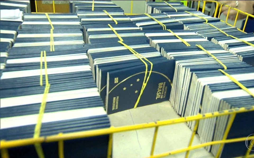 Confecção de passaportes, que estava suspensa há quase um mês por conta de restrições orçamentárias, deverá ser retomada pela Casa da Moeda a partir desta segunda-feira (24); a semana passada, a Polícia Federal informou ter recebido um crédito suplementar de R$ 102,3 milhões, valor necessário para retomar a confecção do documento; segundo a Polícia Federal, 175 mil passaportes deixaram de ser confeccionados durante este período (Foto: Paulo Emílio) Confecção de passaportes, que estava suspensa há quase um mês por conta de restrições orçamentárias, deverá ser retomada pela Casa da Moeda a partir desta segunda-feira (24); a semana passada, a Polícia Federal informou ter recebido um crédito suplementar de R$ 102,3 milhões, valor necessário para retomar a confecção do documento; segundo a Polícia Federal, 175 mil passaportes deixaram de ser confeccionados durante este período