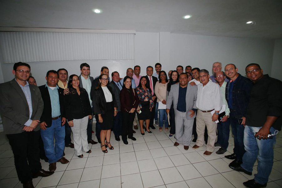 Reunidos com o governador Rui Costa nesta sexta-feira (28), em Itabuna, prefeitos de 22 municípios da região cacaueira concordaram com a necessidade de formação de consórcios de saúde e infraestrutura; Rui destacou que "houve um convencimento e uma aprovação unânime, de todos os prefeitos, da necessidade de formamos o consórcio de saúde, com a construção de uma policlínica regional. E também de agilizar o consórcio de infraestrutura, para que a gente comece a fazer a manutenção das estradas estaduais e a construção e a manutenção de estradas vicinais, além de obras na zona rural de infraestrutura hídrica ou de apoio à agricultura" (Foto: Romulo Faro) Reunidos com o governador Rui Costa nesta sexta-feira (28), em Itabuna, prefeitos de 22 municípios da região cacaueira concordaram com a necessidade de formação de consórcios de saúde e infraestrutura; Rui destacou que "houve um convencimento e uma aprovação unânime, de todos os prefeitos, da necessidade de formamos o consórcio de saúde, com a construção de uma policlínica regional. E também de agilizar o consórcio de infraestrutura, para que a gente comece a fazer a manutenção das estradas estaduais e a construção e a manutenção de estradas vicinais, além de obras na zona rural de infraestrutura hídrica ou de apoio à agricultura"