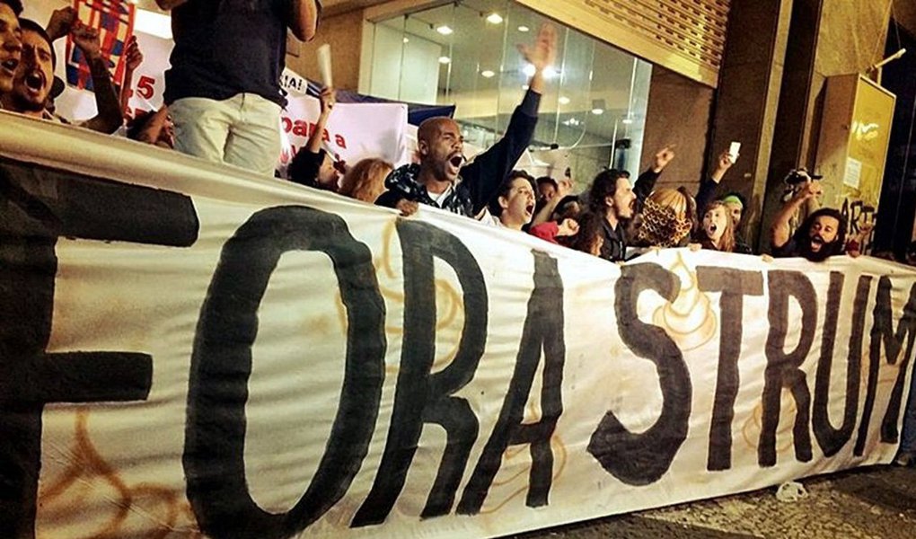 Após 30 horas de ocupação pacífica da Secretaria Municipal de Cultura, os 70 artistas que permaneciam no 11º andar da Galeria Olido, onde fica o gabinete do secretário André Sturm, decidiram, em assembleia, deixar o local diante da iminência de uma ação policial para despejá-los por determinação do prefeito João Doria (PSDB); manifestantes deixaram o prédio por volta das 22h, quando o local já estava cercado pela Polícia Militar (PM) e a Guarda Civil Metropolitana (GCM) (Foto: Aquiles Lins) Após 30 horas de ocupação pacífica da Secretaria Municipal de Cultura, os 70 artistas que permaneciam no 11º andar da Galeria Olido, onde fica o gabinete do secretário André Sturm, decidiram, em assembleia, deixar o local diante da iminência de uma ação policial para despejá-los por determinação do prefeito João Doria (PSDB); manifestantes deixaram o prédio por volta das 22h, quando o local já estava cercado pela Polícia Militar (PM) e a Guarda Civil Metropolitana (GCM)