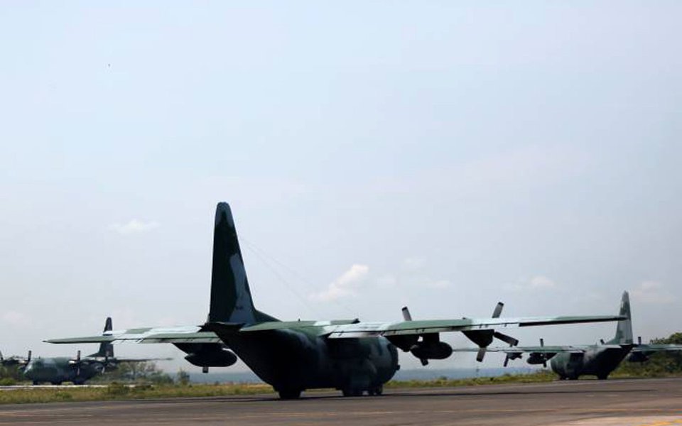 Longe da crise, ministros e outras autoridades não só continuam viajando como ampliaram o uso de aeronaves da Força Aérea Brasileira (FAB) em seus deslocamentos para as cidades onde moram, apesar de um decreto assinado pela presidente Dilma Rousseff restringir este uso nas segundas e sexta-feiras; ministros e autoridades do governo Michel Temer realizaram 519 voos em aviões da FAB apenas entre janeiro e março deste ano, o que corresponde a uma média de quase seis voos diários e a um incremento de 40% em relação ao mesmo período do ano passado (Foto: Paulo Emílio) Longe da crise, ministros e outras autoridades não só continuam viajando como ampliaram o uso de aeronaves da Força Aérea Brasileira (FAB) em seus deslocamentos para as cidades onde moram, apesar de um decreto assinado pela presidente Dilma Rousseff restringir este uso nas segundas e sexta-feiras; ministros e autoridades do governo Michel Temer realizaram 519 voos em aviões da FAB apenas entre janeiro e março deste ano, o que corresponde a uma média de quase seis voos diários e a um incremento de 40% em relação ao mesmo período do ano passado