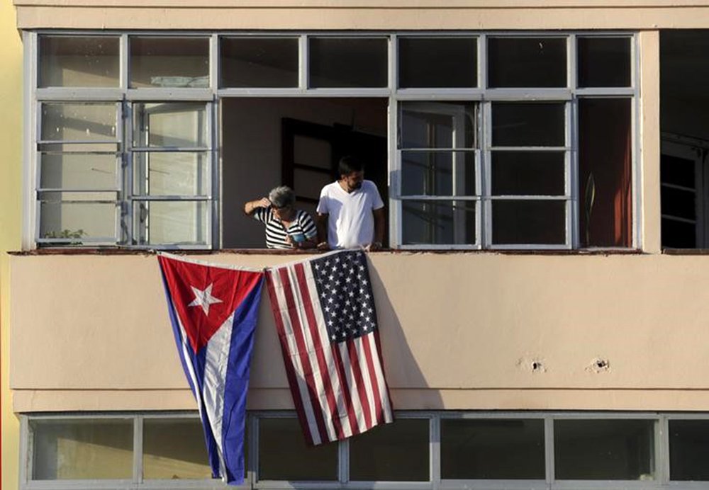 Cubanos colocam bandeira de Cuba e EUA em prédio perto da embaixada norte-americana em Havana. 14/09/2015 EUTERS/Enrique De La Osa (Foto: Charles Nisz) Cubanos colocam bandeira de Cuba e EUA em prédio perto da embaixada norte-americana em Havana. 14/09/2015 EUTERS/Enrique De La Osa