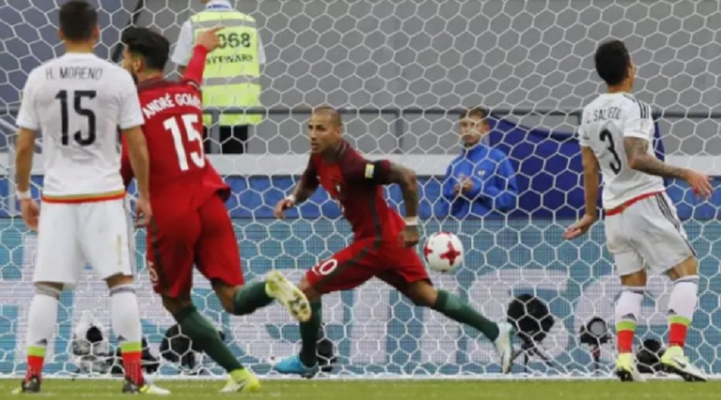 Em jogo movimentado, o México marcou no final e conseguiu empatar com Portugal em 2 a 2 na Arena Kazan, pela estreia das equipes na Copa das Confederações; os gols foram marcados por Quaresma, Cédric, Chicharito e Héctor Moreno; o craque Cristiano Ronaldo teve atuação discreta na estreia; a Rússia permanece na liderança do Grupo A da competição, com três pontos (Foto: José Barbacena) Em jogo movimentado, o México marcou no final e conseguiu empatar com Portugal em 2 a 2 na Arena Kazan, pela estreia das equipes na Copa das Confederações; os gols foram marcados por Quaresma, Cédric, Chicharito e Héctor Moreno; o craque Cristiano Ronaldo teve atuação discreta na estreia; a Rússia permanece na liderança do Grupo A da competição, com três pontos