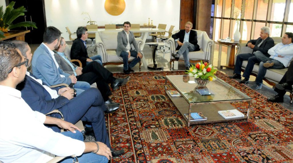 O governador Marcelo Miranda (PMDB) recebeu o presidente da Associação Comercial e Industrial de Palmas (Acipa), Thiago Rosa, e diretores da entidade, no Palácio Araguaia, onde foi debatido ações para fomentar o crescimento, a Feira de Negócios da Capital (Fenepalmas) e sobre os dois empréstimos que o Executivo quer contratar; ambos somam R$ 660 milhões; organizadora Fenepalmas, a Acipa receberá R$ 500 mil de apoio do governo do Estado; expectativa é movimentar cerca de R$ 50 milhões em volume de negócios (Foto: Leonardo Lucena) O governador Marcelo Miranda (PMDB) recebeu o presidente da Associação Comercial e Industrial de Palmas (Acipa), Thiago Rosa, e diretores da entidade, no Palácio Araguaia, onde foi debatido ações para fomentar o crescimento, a Feira de Negócios da Capital (Fenepalmas) e sobre os dois empréstimos que o Executivo quer contratar; ambos somam R$ 660 milhões; organizadora Fenepalmas, a Acipa receberá R$ 500 mil de apoio do governo do Estado; expectativa é movimentar cerca de R$ 50 milhões em volume de negócios