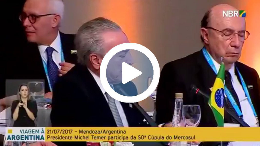 Ao participar de um evento da 50ª Cúpula do Mercosul, em Mendoza, na Argentina, menos de 24 horas após anunciar um aumento de impostos sobre os combustíveis, o ministro da Fazenda, Henrique Meirelles, dormiu na mesa, durante um discurso de Michel Temer; sentado ao lado de Temer, Meirelles foi visto várias vezes pendendo a cabeça, bocejando e bebendo algo em uma xícara; assista (Foto: Paulo Emílio) Ao participar de um evento da 50ª Cúpula do Mercosul, em Mendoza, na Argentina, menos de 24 horas após anunciar um aumento de impostos sobre os combustíveis, o ministro da Fazenda, Henrique Meirelles, dormiu na mesa, durante um discurso de Michel Temer; sentado ao lado de Temer, Meirelles foi visto várias vezes pendendo a cabeça, bocejando e bebendo algo em uma xícara; assista