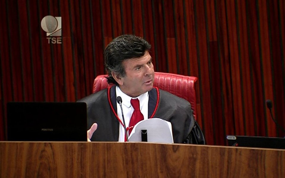 Ministro do Tribunal Superior Eleitoral Luiz Fux disse que a Corte não pode deixar de levar em consideração as novas provas apresentadas durante o julgamento da ação que pode resultar na cassação da chapa Dilma Rousseff-Michel Temer pelo colegiado; "Avestruz é que enfia a cabeça no chão e ignora provas", afirmou em referência ao pedido de inclusão de provas obtidas por meio da delação premiada de ex-executivos da empreiteira Odebrecht; maioria do plenário, porém, é contrária à inclusão (Foto: Paulo Emílio) Ministro do Tribunal Superior Eleitoral Luiz Fux disse que a Corte não pode deixar de levar em consideração as novas provas apresentadas durante o julgamento da ação que pode resultar na cassação da chapa Dilma Rousseff-Michel Temer pelo colegiado; "Avestruz é que enfia a cabeça no chão e ignora provas", afirmou em referência ao pedido de inclusão de provas obtidas por meio da delação premiada de ex-executivos da empreiteira Odebrecht; maioria do plenário, porém, é contrária à inclusão