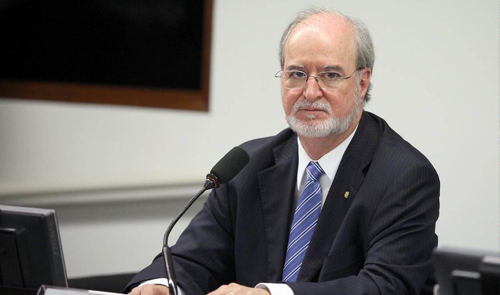 Depois de marcar a data do julgamento do recurso do ex-governador de Minas Gerais Eduardo Azeredo (PSDB) para o dia 8 de agosto, o Tribunal de Justiça (TJ-MG) atendeu a um pedido do desembargador Pedro Vergara, revisor do caso, e remarcou para o dia 22 de agosto; em primeira instância, Azeredo foi condenado a mais de 20 anos de prisão pelos crimes de peculato e lavagem de dinheiro no mensalão do PSDB mineiro (Foto: Leonardo Lucena) Depois de marcar a data do julgamento do recurso do ex-governador de Minas Gerais Eduardo Azeredo (PSDB) para o dia 8 de agosto, o Tribunal de Justiça (TJ-MG) atendeu a um pedido do desembargador Pedro Vergara, revisor do caso, e remarcou para o dia 22 de agosto; em primeira instância, Azeredo foi condenado a mais de 20 anos de prisão pelos crimes de peculato e lavagem de dinheiro no mensalão do PSDB mineiro
