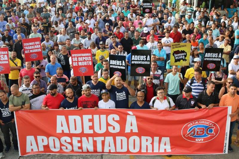 A luta em curso comprova que a mobilização da classe trabalhadora ganha dimensões que extrapolam a pauta estritamente sindical e cobram a intensificação do trabalho de conscientização e mobilização popular para barrar o retrocesso e abrir caminho para um novo um projeto de desenvolvimento nacional (Foto: Adilson Araújo) A luta em curso comprova que a mobilização da classe trabalhadora ganha dimensões que extrapolam a pauta estritamente sindical e cobram a intensificação do trabalho de conscientização e mobilização popular para barrar o retrocesso e abrir caminho para um novo um projeto de desenvolvimento nacional