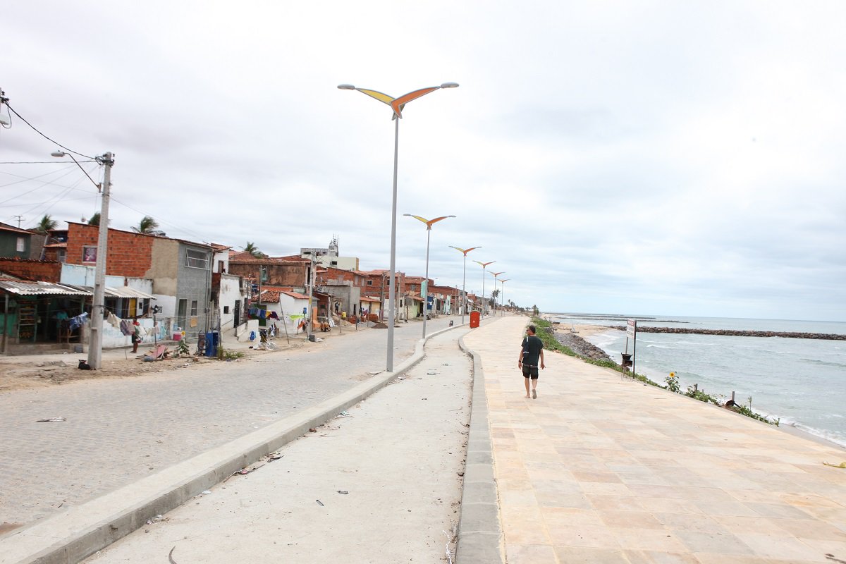 Neste sábado (03/06), em solenidade marcada para as 10h, o prefeito Roberto Cláudio assina a cessão de área para concluir o processo de regularização fundiária nos bairros Pirambu e Cristo Redentor. O termo de cessão da área vai viabilizar as matrículas dos imóveis junto ao cartório. A medida contempla uma demanda antiga de famílias que residem na área há mais de 40 anos. As famílias que serão contempladas possuem renda mínima mensal até dois salários mínimos. (Foto: Fatima 247) Neste sábado (03/06), em solenidade marcada para as 10h, o prefeito Roberto Cláudio assina a cessão de área para concluir o processo de regularização fundiária nos bairros Pirambu e Cristo Redentor. O termo de cessão da área vai viabilizar as matrículas dos imóveis junto ao cartório. A medida contempla uma demanda antiga de famílias que residem na área há mais de 40 anos. As famílias que serão contempladas possuem renda mínima mensal até dois salários mínimos.