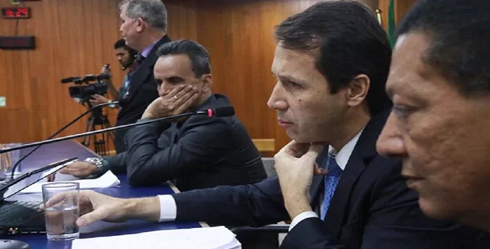 O promotor Eduardo Abdon Moura apresentou parecer técnico à Justiça pedindo a cassação da mesa diretora e de todas as comissões permanentes da Câmara Municipal de Goiânia, bem como a realização de novas eleições; as acusações se baseiam em possível interferência de representantes do setor imobiliário da capital e de Wladimir Garcêz, preso na Operação Monte Carlo por supostamente ser operador do contraventor Carlinhos Cachoeira, na escolha da chapa vencedora; o presidente da Câmara, Andrey Azeredo (PMDB) nega as acusações (Foto: José Barbacena) O promotor Eduardo Abdon Moura apresentou parecer técnico à Justiça pedindo a cassação da mesa diretora e de todas as comissões permanentes da Câmara Municipal de Goiânia, bem como a realização de novas eleições; as acusações se baseiam em possível interferência de representantes do setor imobiliário da capital e de Wladimir Garcêz, preso na Operação Monte Carlo por supostamente ser operador do contraventor Carlinhos Cachoeira, na escolha da chapa vencedora; o presidente da Câmara, Andrey Azeredo (PMDB) nega as acusações