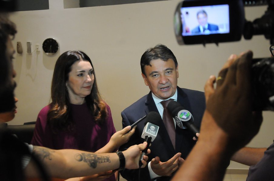 O governador Wellington Dias retoma as atividades à frente do governo estadual após missão de 10 dias no Canadá; o balanço da viagem ao exterior e das ações do governo foi feito durante transmissão da chefia do Executivo; as agendas com investidores rendeu ao Piauí parcerias no âmbito da educação, segurança pública, investimentos e turismo; segundo Dias, ocorrerá ainda este ano o intercâmbio para alunos e professores, assim como os alunos canadenses terão a possibilidade de vir ao Brasil estudar português e auxiliarem professores no ensino da língua francesa e inglesa (Foto: Leonardo Lucena) O governador Wellington Dias retoma as atividades à frente do governo estadual após missão de 10 dias no Canadá; o balanço da viagem ao exterior e das ações do governo foi feito durante transmissão da chefia do Executivo; as agendas com investidores rendeu ao Piauí parcerias no âmbito da educação, segurança pública, investimentos e turismo; segundo Dias, ocorrerá ainda este ano o intercâmbio para alunos e professores, assim como os alunos canadenses terão a possibilidade de vir ao Brasil estudar português e auxiliarem professores no ensino da língua francesa e inglesa