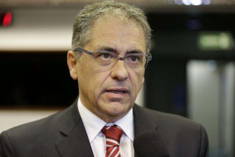 O deputado federal e líder do PT na Câmara, Carlos Zaratini (SP), confirmou presença e participará da cerimônia de posse da nova direção do PT do Ceará, nesta quinta-feira, em Fortaleza. Além dele, o ato contará com a presença da presidente nacional do partido, senadora Gleisi Hoffmann (PR) (Foto: Rodrigo Rocha) O deputado federal e líder do PT na Câmara, Carlos Zaratini (SP), confirmou presença e participará da cerimônia de posse da nova direção do PT do Ceará, nesta quinta-feira, em Fortaleza. Além dele, o ato contará com a presença da presidente nacional do partido, senadora Gleisi Hoffmann (PR)