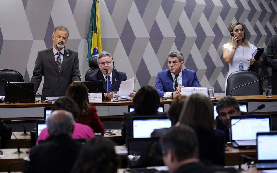 Comissão de Constituição e Justiça (CCJ) do Senado aprovou nesta quarta-feira (21) o substitutivo do senador Antonio Anastasia (PSDB-MG) à Proposta de Emenda à Constituição (PEC) 21/2015, que prevê um recall para o mandato de presidente da República; de iniciativa do senador Antônio Carlos Valadares (PSB-SE), o texto original estendia a medida a governadores, prefeitos, senadores, deputados (federais, estaduais e distritais) e vereadores após dois anos de exercício no cargo (Foto: Aquiles Lins) Comissão de Constituição e Justiça (CCJ) do Senado aprovou nesta quarta-feira (21) o substitutivo do senador Antonio Anastasia (PSDB-MG) à Proposta de Emenda à Constituição (PEC) 21/2015, que prevê um recall para o mandato de presidente da República; de iniciativa do senador Antônio Carlos Valadares (PSB-SE), o texto original estendia a medida a governadores, prefeitos, senadores, deputados (federais, estaduais e distritais) e vereadores após dois anos de exercício no cargo