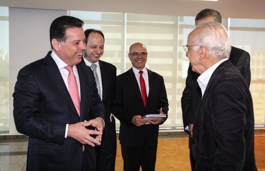 Fundador e membro do Conselho da Falconi Consultores de Resultado, Vicente Falconi, considerado um dos maiores especialistas do País em gestão, afirmou, em Goiânia, que as mudanças feitas pelo governo do Estado são “brilhantes” e comprovam que é possível melhorar a administração pública; “Nossa experiência na Falconi mostra que as melhores escolas são aquelas que têm os melhores diretores, não importa que elas sejam públicas ou particulares. Temos ótimas escolas públicas, melhores que as particulares, porque elas têm ótimos diretores”, disse; o analista comanda uma empresa que tem mais de 700 consultores atuando no Brasil e no exterior (Foto: Leonardo Lucena) Fundador e membro do Conselho da Falconi Consultores de Resultado, Vicente Falconi, considerado um dos maiores especialistas do País em gestão, afirmou, em Goiânia, que as mudanças feitas pelo governo do Estado são “brilhantes” e comprovam que é possível melhorar a administração pública; “Nossa experiência na Falconi mostra que as melhores escolas são aquelas que têm os melhores diretores, não importa que elas sejam públicas ou particulares. Temos ótimas escolas públicas, melhores que as particulares, porque elas têm ótimos diretores”, disse; o analista comanda uma empresa que tem mais de 700 consultores atuando no Brasil e no exterior