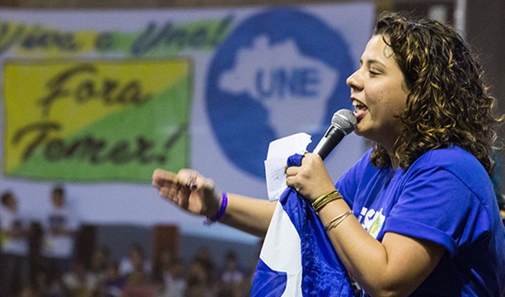 Estudante de pedagogia da Universidade do Estado da Bahia (Uneb) Marianna Dias, 25, foi eleita a nova presidenta da União Nacional dos Estudantes (UNE) neste domingo (18) durante a plenária final do 55º Congresso, em Belo Horizonte; "É preciso restabelecer a democracia e convocar novas eleições para a presidência da República, para que a gente possa, de fato, mudar tudo o que a gente tem visto", disse Marianna; como uma das primeiras ações políticas do novo mandato, a UNE participa da greve geral marcada para o próximo dia 30, juntamente com as centrais sindicais e demais movimentos sociais, que exige a saída de Temer e a convocação de eleições diretas já (Foto: Aquiles Lins) Estudante de pedagogia da Universidade do Estado da Bahia (Uneb) Marianna Dias, 25, foi eleita a nova presidenta da União Nacional dos Estudantes (UNE) neste domingo (18) durante a plenária final do 55º Congresso, em Belo Horizonte; "É preciso restabelecer a democracia e convocar novas eleições para a presidência da República, para que a gente possa, de fato, mudar tudo o que a gente tem visto", disse Marianna; como uma das primeiras ações políticas do novo mandato, a UNE participa da greve geral marcada para o próximo dia 30, juntamente com as centrais sindicais e demais movimentos sociais, que exige a saída de Temer e a convocação de eleições diretas já