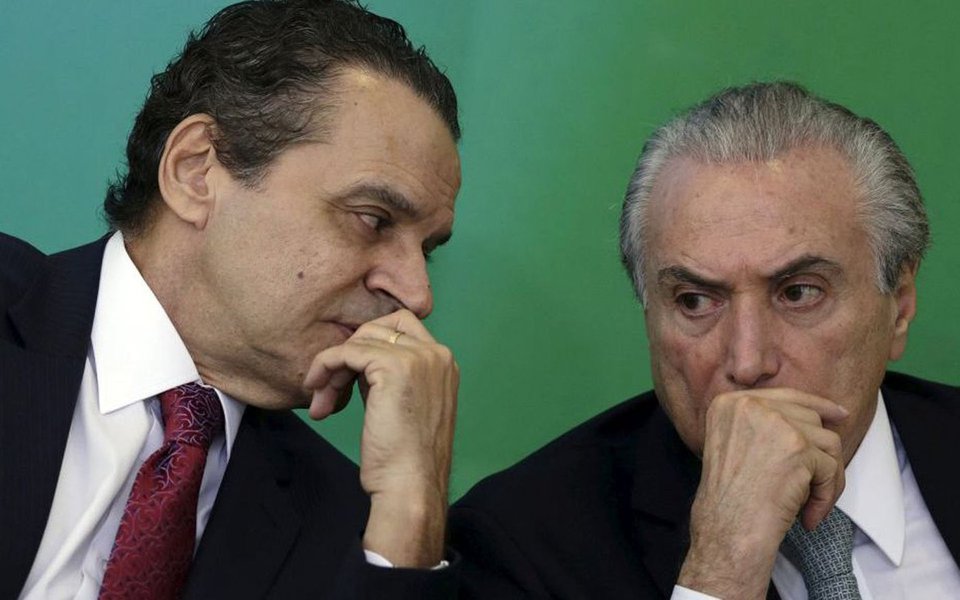 A prisão do ex-ministro e aliado direto de Michel Temer, Henrique Eduardo Alves (PMDB-RN), nesta terça-feira 6, deixa a situação política de Temer, que já registra recorde de rejeição pela população e vem sendo rejeitado por empresários, ainda mais complicada; na carta em que se despediu de seu ministro do Turismo, após a descoberta de uma conta na Suíça em nome de Alves, Temer o chamou de "caro amigo" e disse que Alves era um "companheiro de jornada dentro de nosso partido ao longo de décadas" (Foto: Gisele Federicce) A prisão do ex-ministro e aliado direto de Michel Temer, Henrique Eduardo Alves (PMDB-RN), nesta terça-feira 6, deixa a situação política de Temer, que já registra recorde de rejeição pela população e vem sendo rejeitado por empresários, ainda mais complicada; na carta em que se despediu de seu ministro do Turismo, após a descoberta de uma conta na Suíça em nome de Alves, Temer o chamou de "caro amigo" e disse que Alves era um "companheiro de jornada dentro de nosso partido ao longo de décadas"