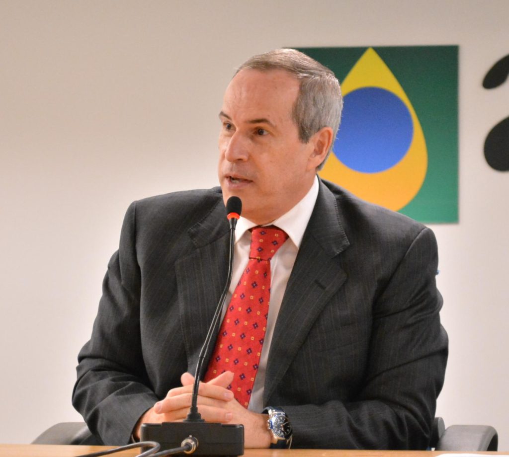 O desenvolvimento econômico do Maranhão dá mais um grande passo com a inclusão da bacia do Parnaíba na nova rodada de leilões de exploração de gás natural feita pela Agência Nacional do Petróleo; a bacia tem 12 blocos incluídos na licitação, que será feita em setembro. Destes, seis estão localizados total ou parcialmente no estado do Maranhão; “Os blocos localizados no Maranhão devem ser os mais disputados entre as áreas terrestres oferecidas na 14º Rodada de Licitações”, afirma o diretor-geral da ANP, Décio Oddone (Foto: Leonardo Lucena) O desenvolvimento econômico do Maranhão dá mais um grande passo com a inclusão da bacia do Parnaíba na nova rodada de leilões de exploração de gás natural feita pela Agência Nacional do Petróleo; a bacia tem 12 blocos incluídos na licitação, que será feita em setembro. Destes, seis estão localizados total ou parcialmente no estado do Maranhão; “Os blocos localizados no Maranhão devem ser os mais disputados entre as áreas terrestres oferecidas na 14º Rodada de Licitações”, afirma o diretor-geral da ANP, Décio Oddone