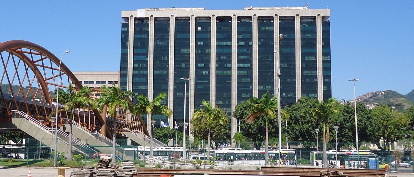 A prefeitura do Rio entrou em num estágio financeiro preocupante, de acordo com o economista Alberto Borges, da Aequus Consultoria; especialista em contas públicas e criador do site Compara Brasil, ele calcula que o Rio perdeu, em termos reais, R$ 812,4 milhões de sua receita corrente líquida (RCL) entre o primeiro quadrimestre deste ano e o de 2016; dados do consultor apontam que a queda da RCL do Rio, de 10%. é a segunda maior, praticamente no mesmo patamar da cidade de Campo Grande (-10,2%) (Foto: Leonardo Lucena) A prefeitura do Rio entrou em num estágio financeiro preocupante, de acordo com o economista Alberto Borges, da Aequus Consultoria; especialista em contas públicas e criador do site Compara Brasil, ele calcula que o Rio perdeu, em termos reais, R$ 812,4 milhões de sua receita corrente líquida (RCL) entre o primeiro quadrimestre deste ano e o de 2016; dados do consultor apontam que a queda da RCL do Rio, de 10%. é a segunda maior, praticamente no mesmo patamar da cidade de Campo Grande (-10,2%)