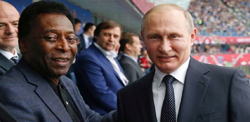 Pressionada como dona da casa e pela má fase da seleção, a Rússia encontrou alívio neste sábado após vencer a Nova Zelândia, por 2 x 0, na abertura da Copa das Confederações; também foi momento de comemoração para o Comitê Organizador da Copa do Mundo de 2018, que viu um de seus estádios mais problemáticos passar no teste de um grande evento; vitória foi obtida diante de 50.251 espectadores e de convidados ilustres, como o presidente do país, Vladimir Putin, da Fifa, Gianni Infantino, e Pelé (Foto: José Barbacena) Pressionada como dona da casa e pela má fase da seleção, a Rússia encontrou alívio neste sábado após vencer a Nova Zelândia, por 2 x 0, na abertura da Copa das Confederações; também foi momento de comemoração para o Comitê Organizador da Copa do Mundo de 2018, que viu um de seus estádios mais problemáticos passar no teste de um grande evento; vitória foi obtida diante de 50.251 espectadores e de convidados ilustres, como o presidente do país, Vladimir Putin, da Fifa, Gianni Infantino, e Pelé