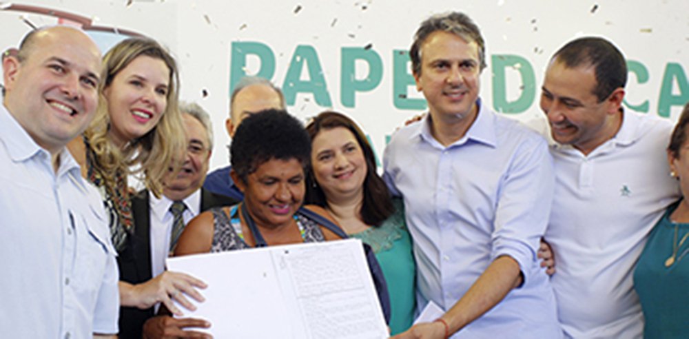 O governo do Ceará entregou os títulos de propriedade de imóveis construídos entre 1992 e 1998 no Conjunto Curió, através do Programa Papel da Casa, beneficiando 600 famílias do bairro, primeiro em regime de mutirão no Estado; o Executivo espera regularizar todas as escrituras na capital até o final de 2017; "Temos feito um esforço muito grande para regularizar todos os conjuntos habitacionais da Cohab. O do Curió é um dos mais antigos construídos em regime de mutirão em Fortaleza, são mais de 1.500 residências. Isso significa cidadania, reconhecer os direitos, segurança para as famílias", disse o governador Camilo Santana (PT) (Foto: Voney Malta) O governo do Ceará entregou os títulos de propriedade de imóveis construídos entre 1992 e 1998 no Conjunto Curió, através do Programa Papel da Casa, beneficiando 600 famílias do bairro, primeiro em regime de mutirão no Estado; o Executivo espera regularizar todas as escrituras na capital até o final de 2017; "Temos feito um esforço muito grande para regularizar todos os conjuntos habitacionais da Cohab. O do Curió é um dos mais antigos construídos em regime de mutirão em Fortaleza, são mais de 1.500 residências. Isso significa cidadania, reconhecer os direitos, segurança para as famílias", disse o governador Camilo Santana (PT)