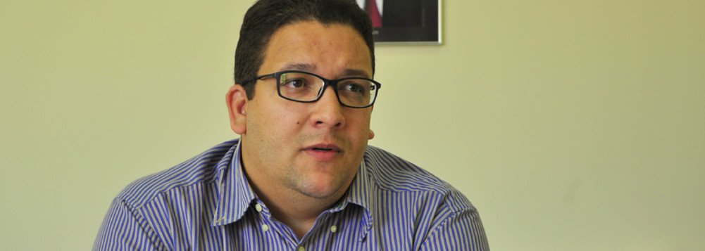 O secretario estadual de Administração (Secad), Geferson Barros, não confirmou nem desmentiu a informação publicada na coluna Antena Ligada, do Jornal do Tocantins, de que o governo estadual pretende conceder a data-base de 2017 apenas no próximo ano em consequência da programação de pagamentos dos retroativos da revisão de 2016, que termina em setembro. “Ainda estamos discutindo internamente e com sindicatos. Não está definido”, afirmou (Foto: Leonardo Lucena) O secretario estadual de Administração (Secad), Geferson Barros, não confirmou nem desmentiu a informação publicada na coluna Antena Ligada, do Jornal do Tocantins, de que o governo estadual pretende conceder a data-base de 2017 apenas no próximo ano em consequência da programação de pagamentos dos retroativos da revisão de 2016, que termina em setembro. “Ainda estamos discutindo internamente e com sindicatos. Não está definido”, afirmou