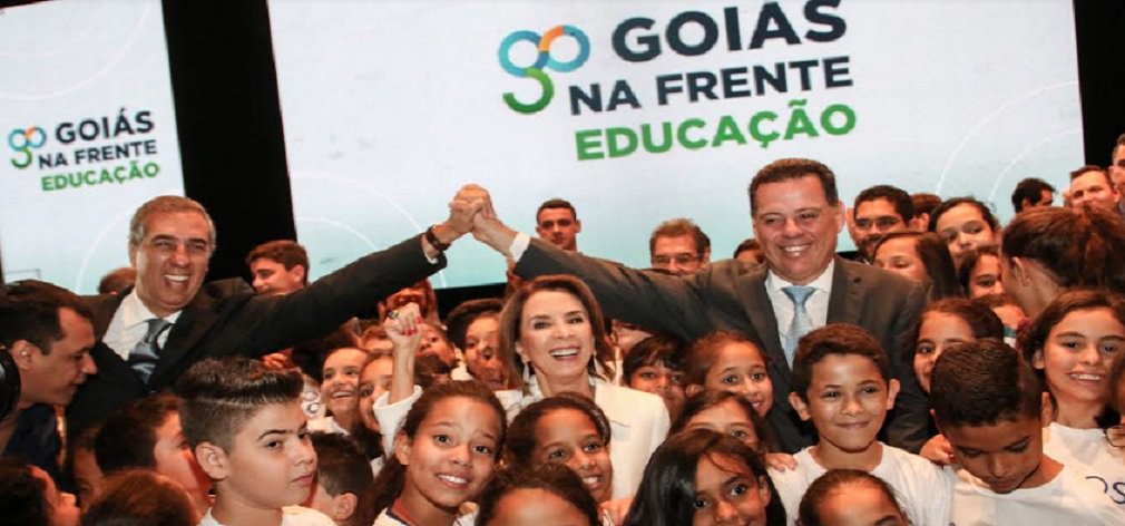 Em sessões ordinária e extra realizadas na manhã de quarta-feira (14), a Assembleia Legislativa, aprovou, em primeira de duas votações em plenário, o pacote de benefícios proposto pelo governador Marconi Perillo para professores e servidores técnico-administrativos da Educação Estadual; aprovadas em primeira fase, as matérias votadas reajustam os vencimentos de professores, professores assistentes, professores temporários e agentes administrativos educacionais, em índices que variam de 7,64% a 34%, dependendo da categoria, de acordo com os projetos enviados por Marconi (Foto: José Barbacena) Em sessões ordinária e extra realizadas na manhã de quarta-feira (14), a Assembleia Legislativa, aprovou, em primeira de duas votações em plenário, o pacote de benefícios proposto pelo governador Marconi Perillo para professores e servidores técnico-administrativos da Educação Estadual; aprovadas em primeira fase, as matérias votadas reajustam os vencimentos de professores, professores assistentes, professores temporários e agentes administrativos educacionais, em índices que variam de 7,64% a 34%, dependendo da categoria, de acordo com os projetos enviados por Marconi